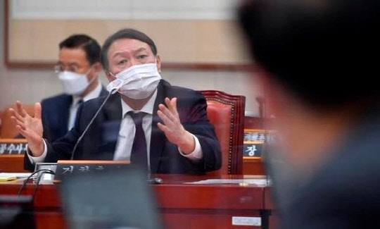 윤석열 검찰총장이 22일 서울 여의도 국회 법제사법위원회에서 열린 대검찰청 국정감사에서 대답하고 있다. 연합뉴스